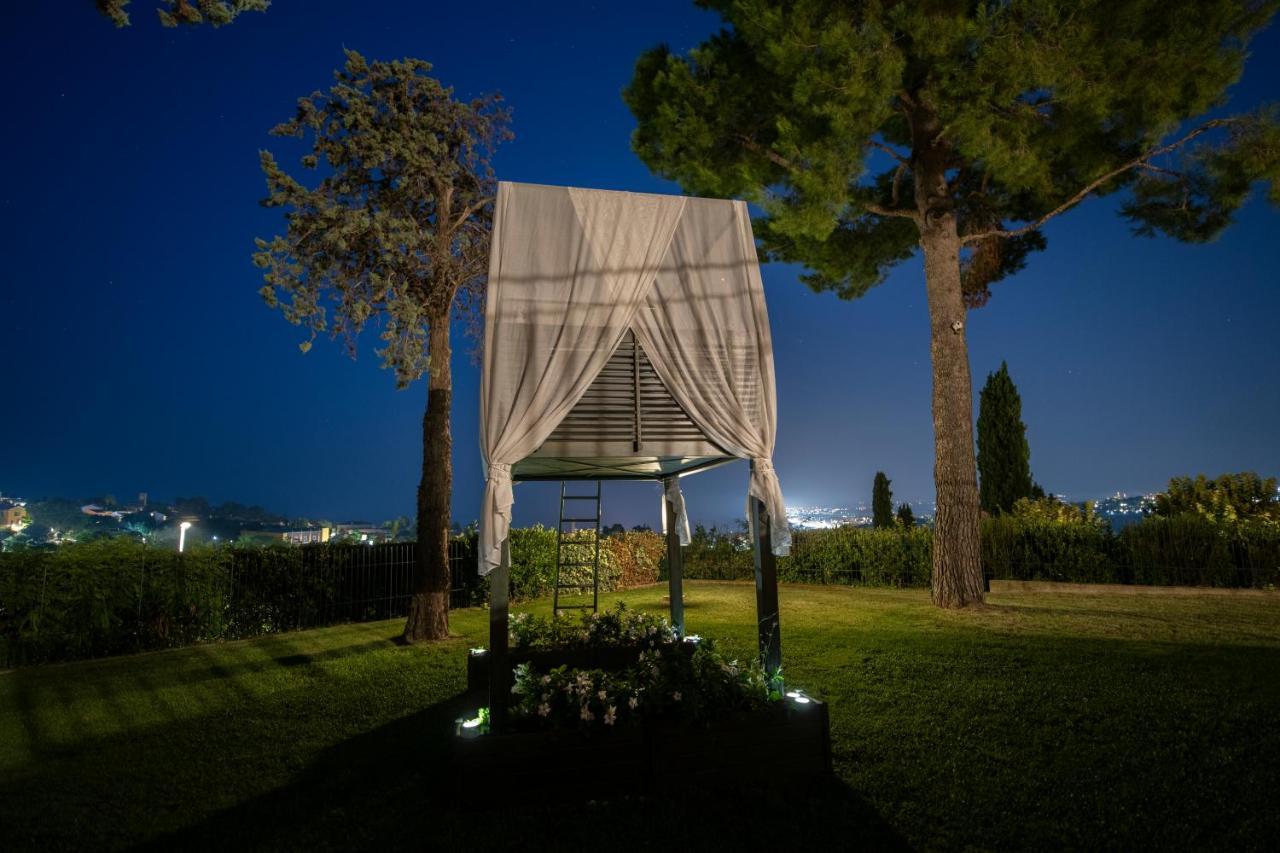 Tra Gli Alberi E Il Mare Acomodação com café da manhã Sirolo Exterior foto