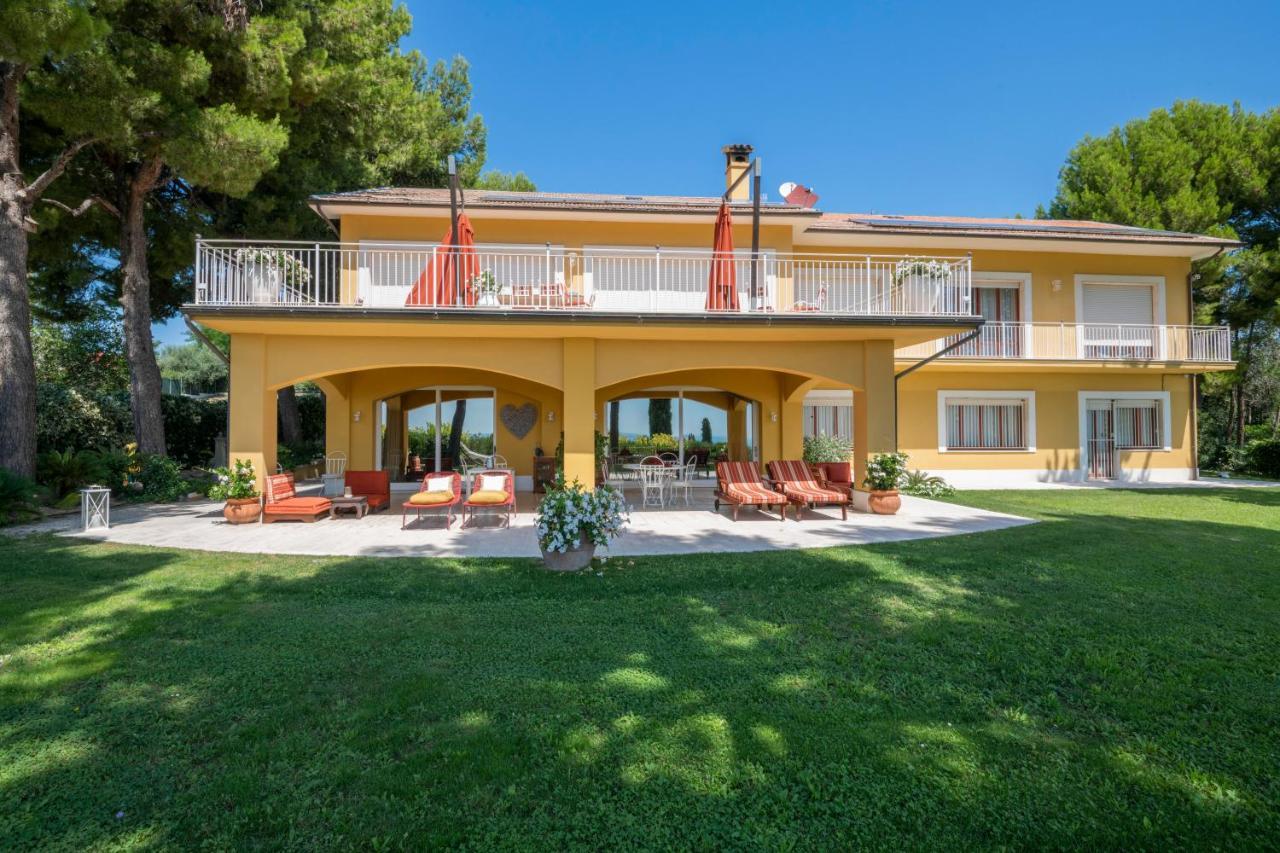 Tra Gli Alberi E Il Mare Acomodação com café da manhã Sirolo Exterior foto