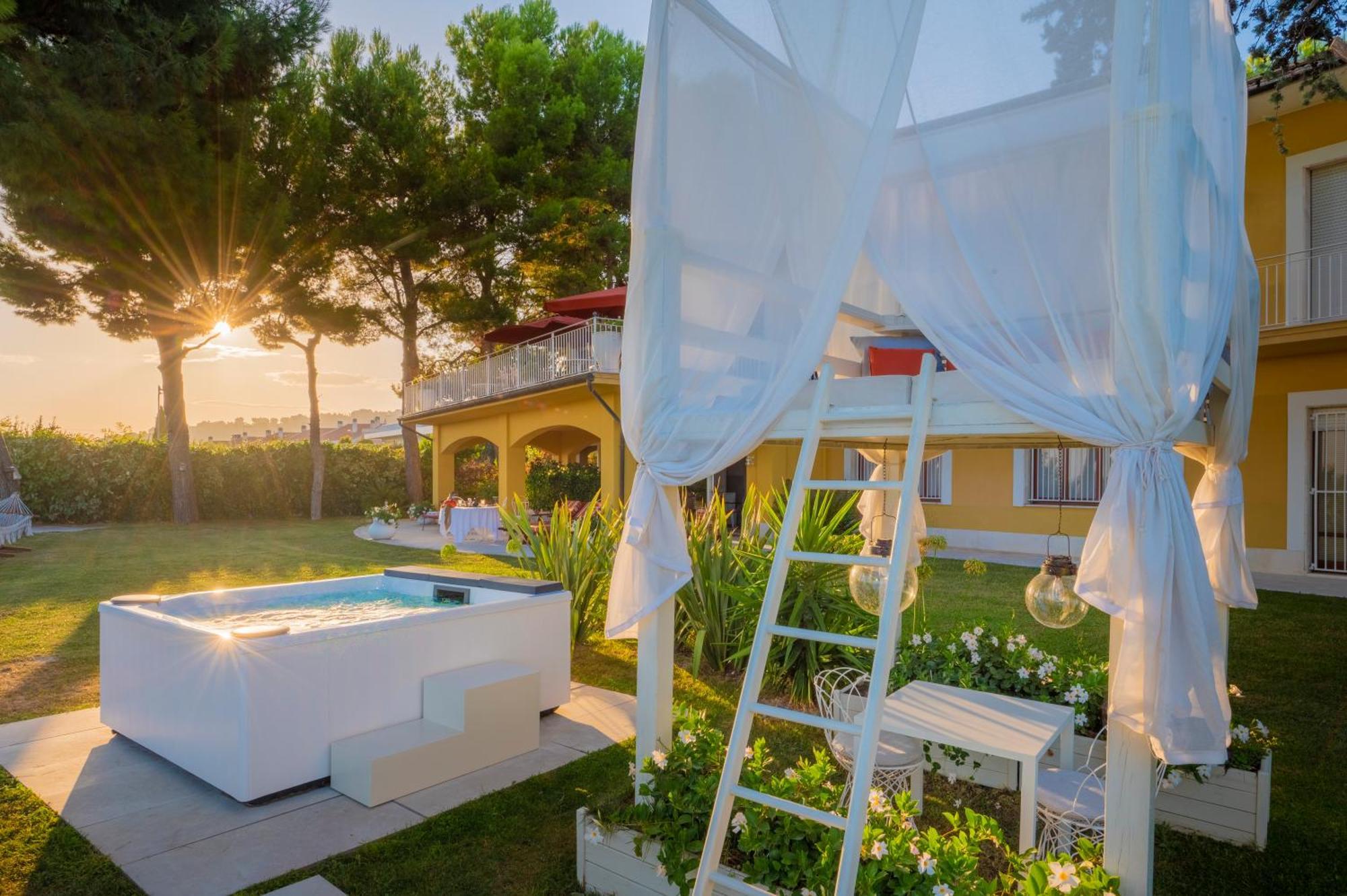 Tra Gli Alberi E Il Mare Acomodação com café da manhã Sirolo Exterior foto