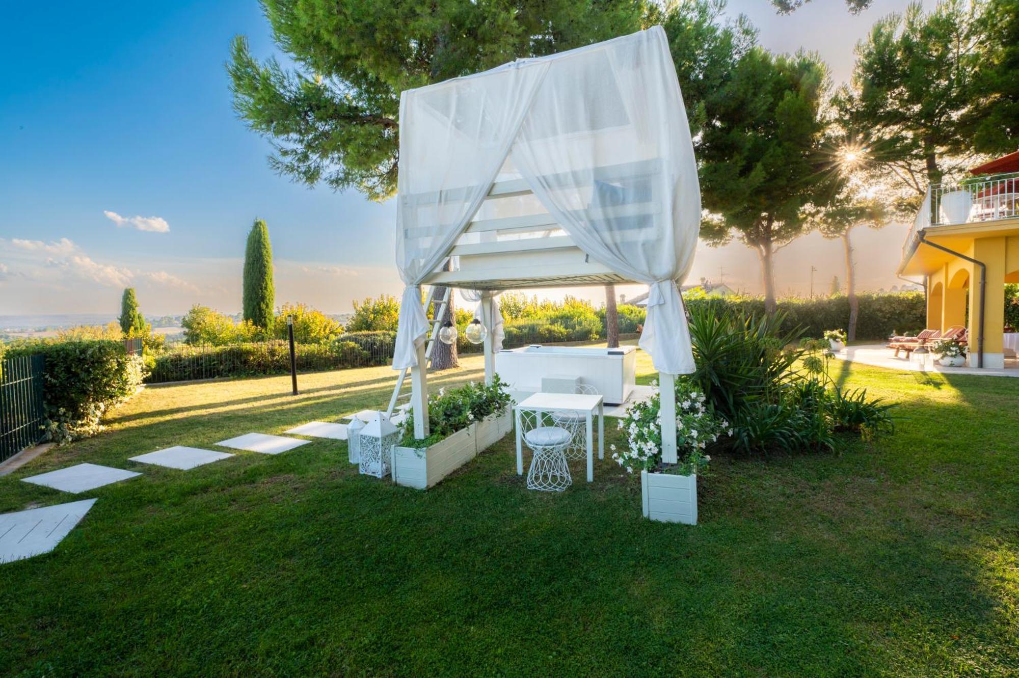 Tra Gli Alberi E Il Mare Acomodação com café da manhã Sirolo Exterior foto