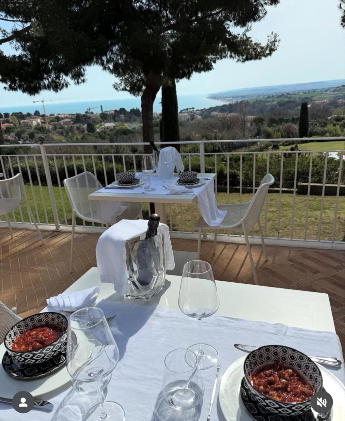 Tra Gli Alberi E Il Mare Acomodação com café da manhã Sirolo Exterior foto