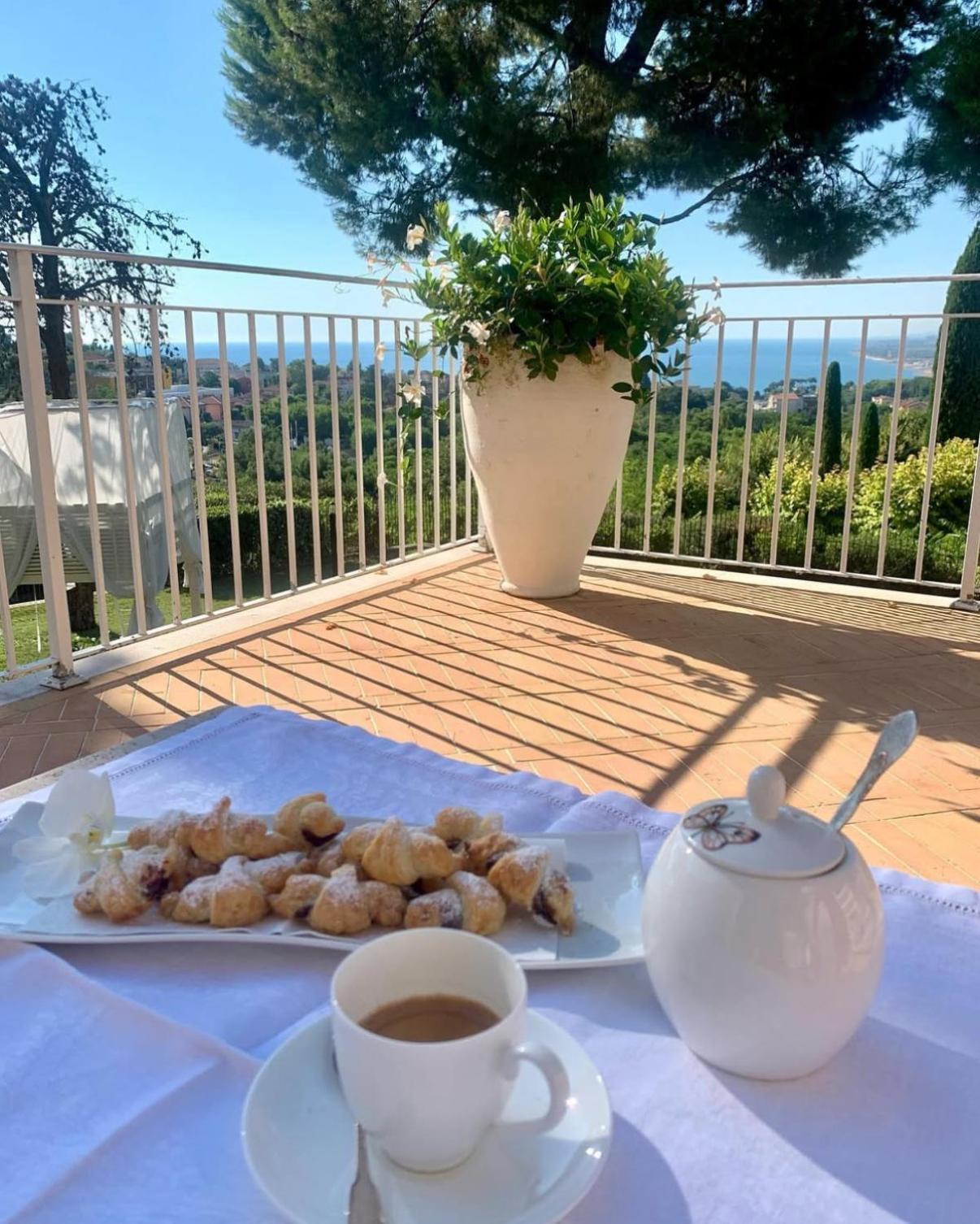 Tra Gli Alberi E Il Mare Acomodação com café da manhã Sirolo Exterior foto