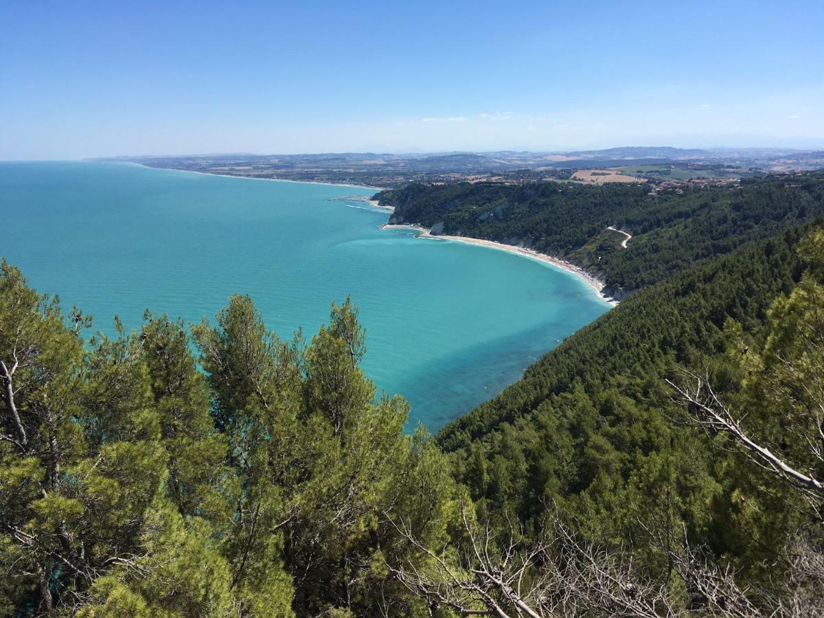 Tra Gli Alberi E Il Mare Acomodação com café da manhã Sirolo Exterior foto