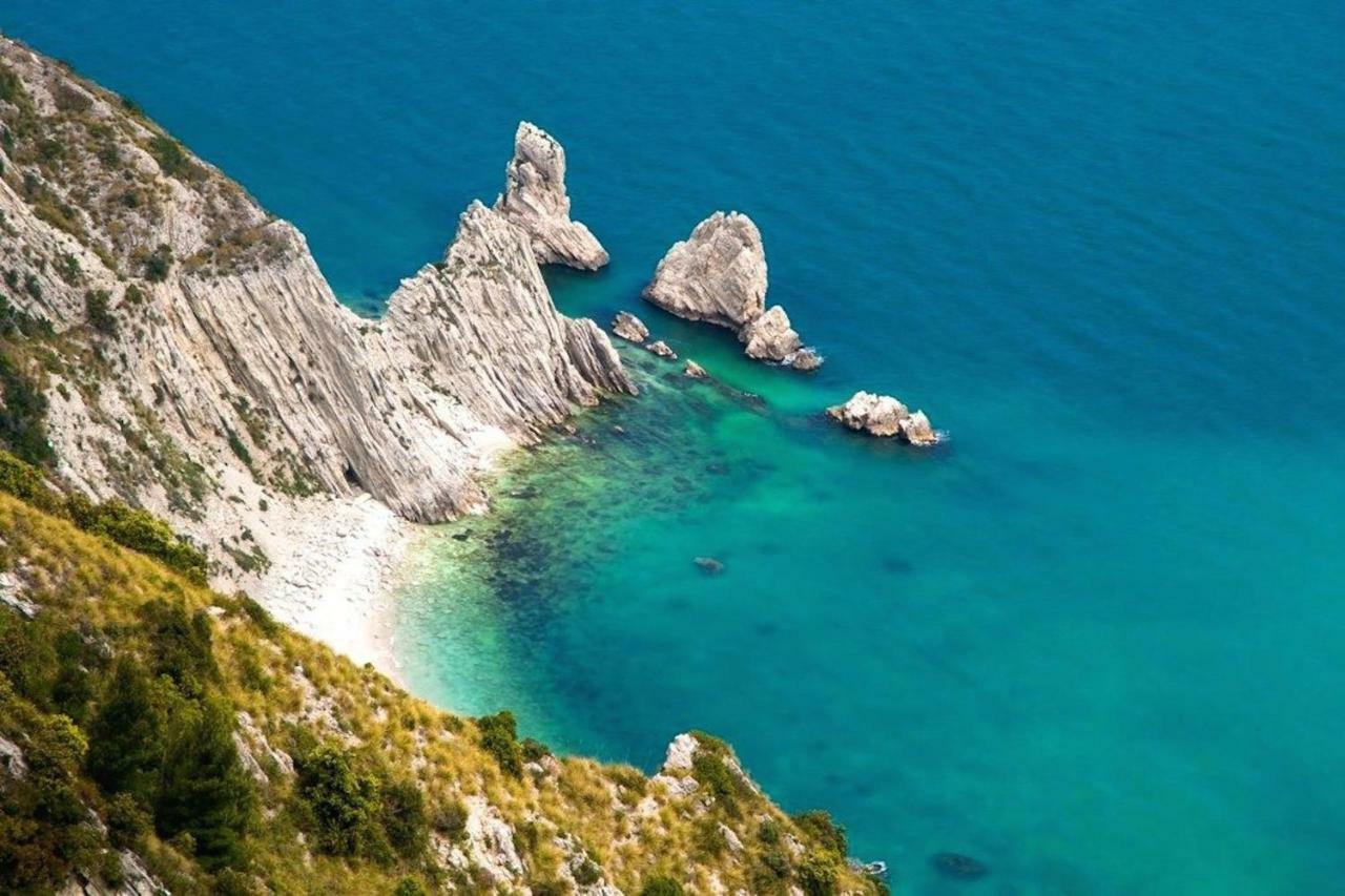 Tra Gli Alberi E Il Mare Acomodação com café da manhã Sirolo Exterior foto